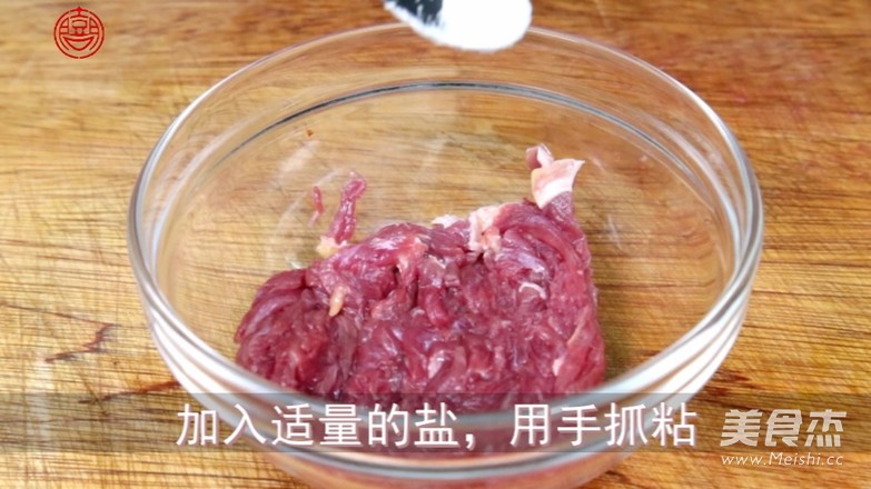 <a href=/shicai/rouqin/NiuRou/index.html target=_blank><u>牛肉</u></a>金瓜丝的做法