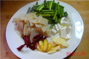 沙茶<a href=/shicai/rouqin/NiuRou/index.html target=_blank><u>牛肉</u></a>步骤2