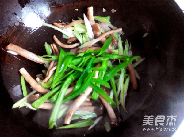 煸炒<a href=/shicai/shucai/ChaShuGu/index.html target=_blank><u>茶树菇</u></a>的做法