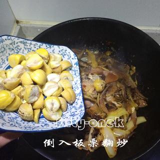 手撕腊鸡炖<a href=/shicai/shucai/BanLi/index.html target=_blank><u>板栗</u></a>