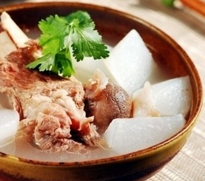 适合夏季食用的<a href=/shicai/shucai/LuoBo/index.html target=_blank><u>萝卜</u></a><a href=/shicai/guopin/LianZi/index.html target=_blank><u>莲子</u></a><a href=/shicai/rouqin/ZhuShe/index.html target=_blank><u>猪舌</u></a>汤