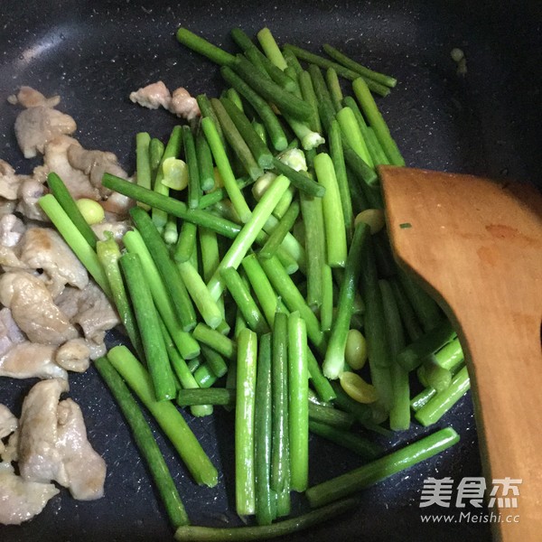 蒜芯炒肉片的做法