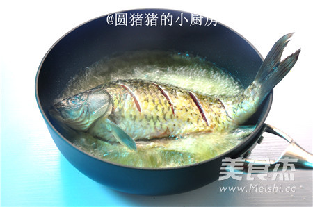 秘制香酥<a href=/shicai/shuichanpin/JiYu/index.html target=_blank><u>鲫鱼</u></a>的做法