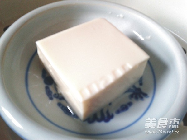 凉拌菌菇<a href=/shicai/mimian/DouFu/index.html target=_blank><u>豆腐</u></a>的做法