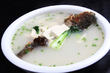 鲫<a href=/shicai/shuichanpin/YuDoufu/index.html target=_blank><u>鱼<a href=/shicai/mimian/DouFu/index.html target=_blank><u>豆腐</u></a></u></a>汤