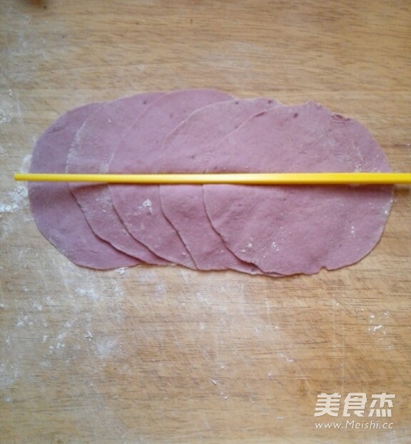 浪漫的<a href=/shicai/shucai/MeiGuiHua/index.html target=_blank><u>玫瑰花</u></a>馒头的做法