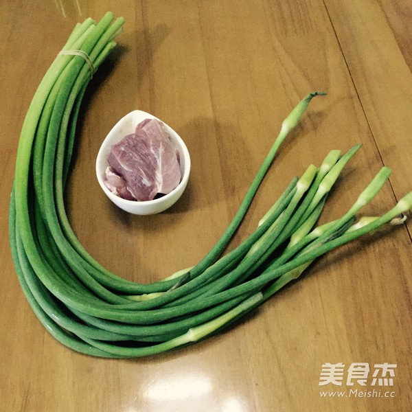 蒜芯炒肉片的做法