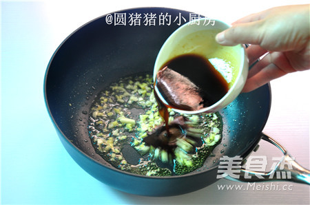 秘制香酥<a href=/shicai/shuichanpin/JiYu/index.html target=_blank><u>鲫鱼</u></a>的做法