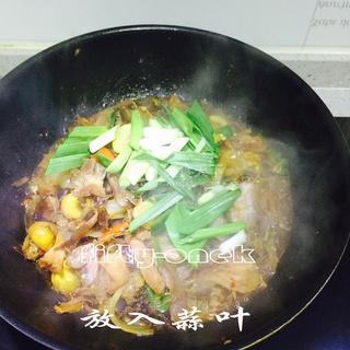 手撕腊鸡炖<a href=/shicai/shucai/BanLi/index.html target=_blank><u>板栗</u></a>