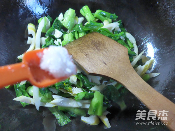 雷笋炒菜芯的做法