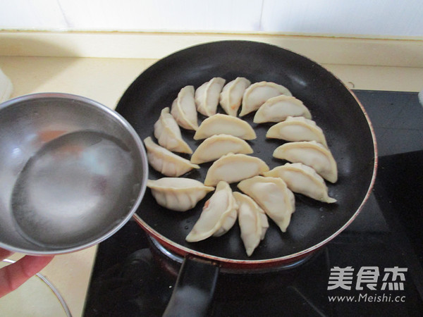 鲜肉煎饺的做法