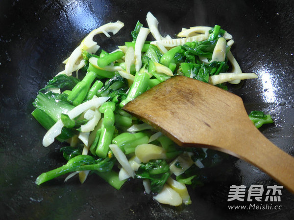 雷笋炒菜芯的做法