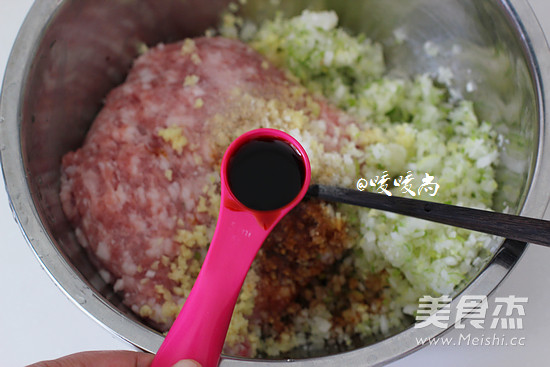 <a href=/shicai/shucai/JiCai/index.html target=_blank><u>荠菜</u></a>鲜肉馄饨的做法