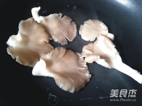 凉拌菌菇<a href=/shicai/mimian/DouFu/index.html target=_blank><u>豆腐</u></a>的做法