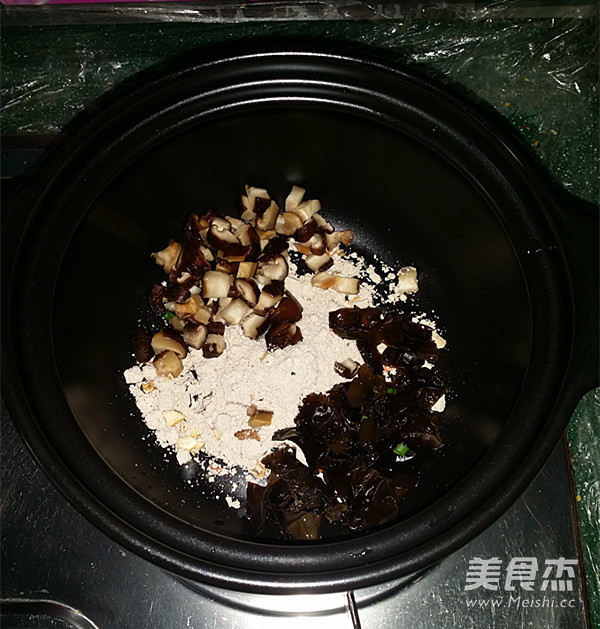 <a href=/shicai/shucai/XiangGu/index.html target=_blank><u>香菇</u></a>黑椒酸辣汤的做法