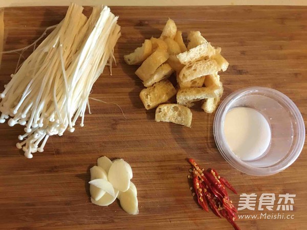 金针菇炒油<a href=/shicai/mimian/DouFu/index.html target=_blank><u>豆腐</u></a>的做法