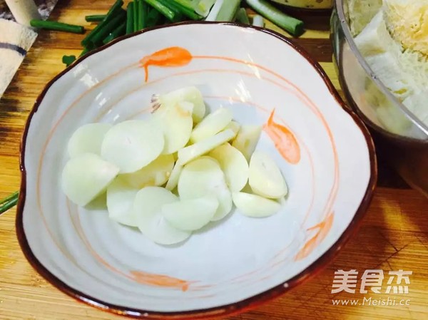 肉丝烧冻<a href=/shicai/mimian/DouFu/index.html target=_blank><u>豆腐</u></a>的做法