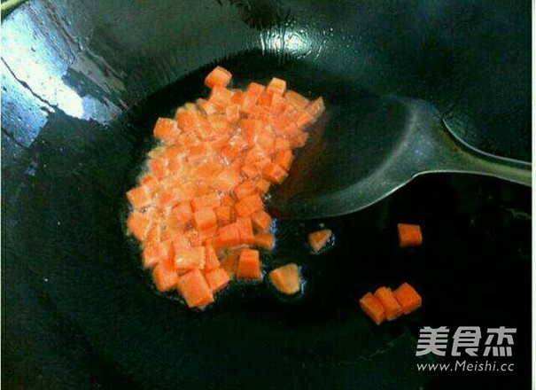 <a href=/shicai/guopin/BoLuo/index.html target=_blank><u>菠萝</u></a>虾仁饭的做法