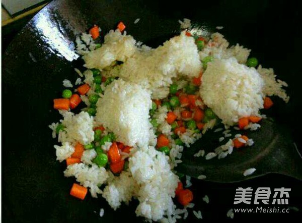 <a href=/shicai/guopin/BoLuo/index.html target=_blank><u>菠萝</u></a>虾仁饭的做法