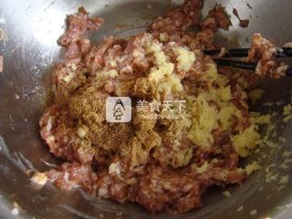 <a href=/shicai/shucai/JiCai/index.html target=_blank><u>荠菜</u></a>鲜肉馅饼